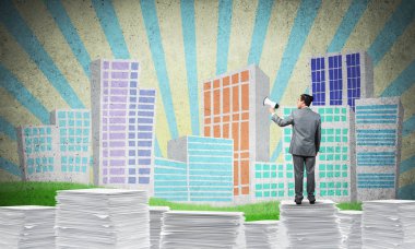 İşadamı hoparlör belgelerle yığını üzerinde el ile ayakta takım elbiseli cityscape görünümü arka plan üzerinde kabataslak. Karışık teknik.