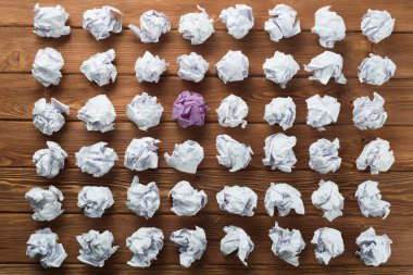 Fikir olarak ahşap masanın üzerine buruşmuş beyaz kağıt parçası.