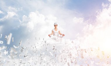Kadın beyaz giyim gözler tutmak kapalı ve seyir ile bulutlu gökyüzü hava harflerle arka plan üzerinde uçan arasında meditasyon sırasında konsantre.