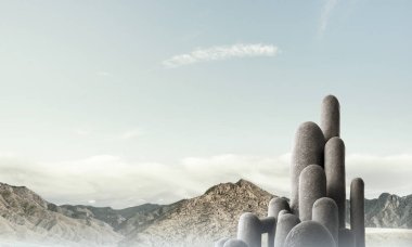 Açık havada, arka planda güzel manzaralı yüksek ve büyük taş sütunların görüntüsü. Duvar kağıdı, telif alanı olan arkaplan.