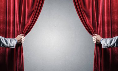 İşadamı el açık kırmızı kadife perde yakın çekim. Metninizi yerleştirin