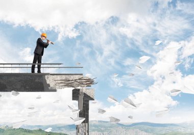 Takım elbise ve spyglass arka planda gökyüzü ve Doğa Manzaralı kırık köprüde kağıt uçak uçan arasında duran kask mühendislik. 3D render.