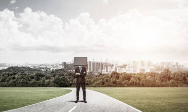 Arka plan üzerinde güzel manzara ile yolda ayakta işadamı Tv ile takım baş silah tutmak yerine geçti.