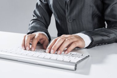 Fare ile ahşap masa üzerinde klavyede yazarak işkadını el yakın çekim