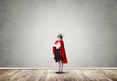 Küçük kendine güvenen çocuk maskesi ve cape serin süper kahraman çalış. Karışık teknik