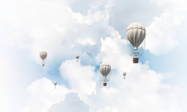 Üzerinde mavi bulutlu gökyüzü uçan renkli aerostats. 3D render.