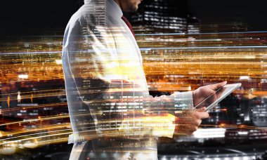 Çift kat pozlama bir beyaz steril emin doktor ve gece modern cityscape arka plan üzerinde göster. Modern tıp sektöründe kavramı