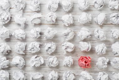 Bir takım buruşuk kağıt toplar ve tek renkli