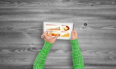 Diyagramlar ve grafikler ekran ile tablet pc kullanarak kız el Üstten Görünüm