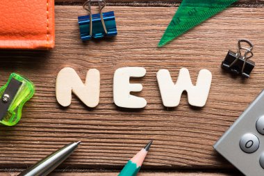 Ahşap yüzey üzerinde iş öğeleri ile çalışma alanı'nın Üstten Görünüm