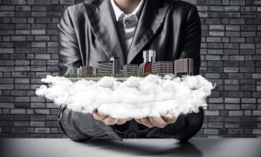 Onun elleri modern şehir blok ile gri tuğla duvar arka plan üzerinde elbise sunulmasına işadamı Resim kırpılmış. 3D render.