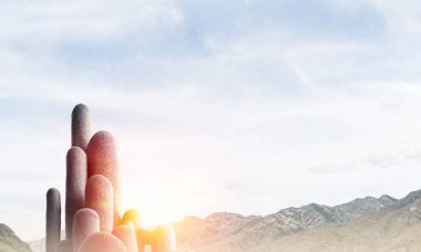 Açık havada, arka planda güzel manzaralı yüksek ve büyük taş sütunların görüntüsü. Duvar kağıdı, telif alanı olan arkaplan.