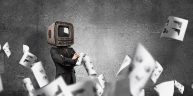 Arka plan üzerinde duran kağıtları uçan arasında ve gri karanlık duvara kafa silah tutmak yerine eski Tv ile takım elbiseli işadamı geçti.