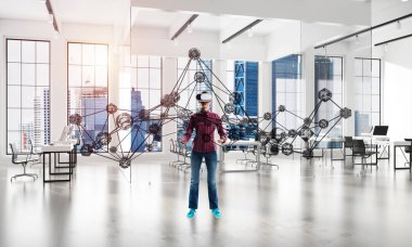 Sanal kask takan ve bağlantı konseptiyle çalışan genç bir kadın. 3d oluşturma