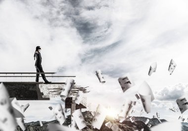 Kağıtları kocaman bir boşluk ile beton köprü üzerinde gizli tehditler ve riskler sembolü olarak uçan arasında blindfolded yürüyüş iş adamı. Hava ve doğa arka planda görüntüleyin. 3D render.