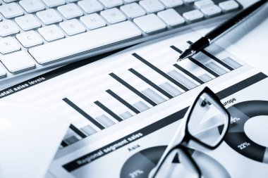 Klavye fareli iş yeri ve grafik ve diyagramlı kağıtlar