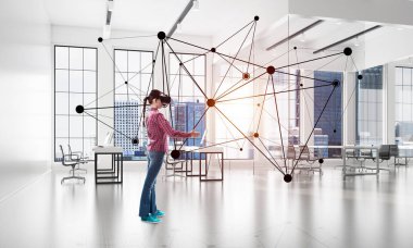 Sanal kask takan ve bağlantı konseptiyle çalışan genç bir kadın. 3d oluşturma