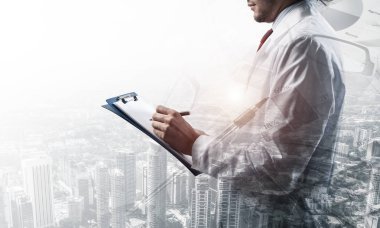 Çift pozlama bir beyaz steril önlük wirh modern cityscape görünümünde ve sağlık personeli emin doktor. Modern tıp sektöründe kavramı