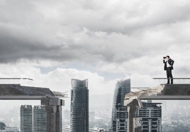 İşadamı dürbün ile cityscape arka plan üzerinde kırık köprü üzerinde dururken arıyor takım elbiseli. 3D render.