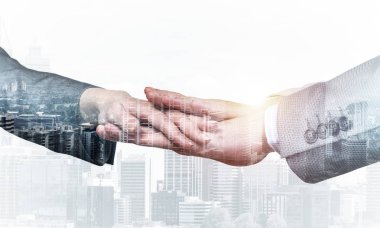 Cityscape arka plan karşı birlikte ellerini koyarak iş adamları, yakın çekim