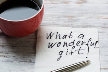 Fincan kahve ve peçete ahşap masa üzerinde mesaj ile