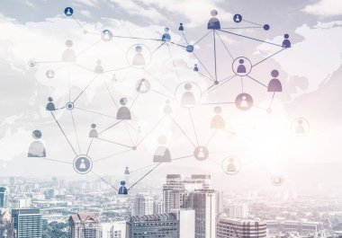 Binaları ve gökdelenleri olan modern şehir manzarası ve ekranda sosyal bağlantı kavramı