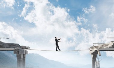 Yürüyüş işadamı bridge uygulamasında büyük uçurum ipi üzerinde gizli tehditler ve riskler sembolü olarak gözleri. Hava ve doğa arka planda görüntüleyin. 3D render.