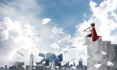 Küçük çocuk maskesi ve beton grafik üzerinde oturan ve spyglass içinde seyir cape