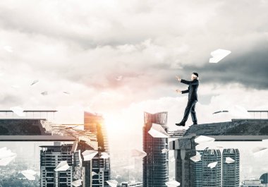 Yürüyüş işadamı kocaman bir boşluk ile beton köprü üzerinde uçan kağıt uçaklar arasında gizli tehditler ve riskler sembolü olarak gözleri. Cityscape görünümü arka plan üzerinde. 3D render.