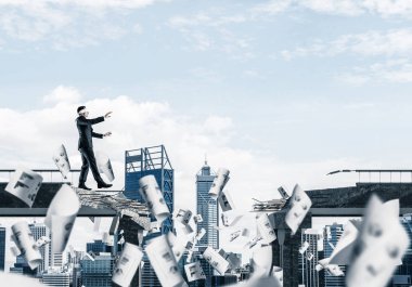 Kağıtları kocaman bir boşluk ile beton köprü üzerinde gizli tehditler ve riskler sembolü olarak uçan arasında blindfolded yürüyüş iş adamı. Cityscape görünümü arka plan üzerinde. 3D render.