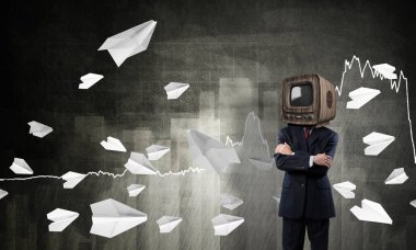 Uçan kağıt uçaklar ve analitik grafikler duvar arka plan üzerinde çizilmiş karşı dururken kafasına silah tutmak yerine eski Tv ile takım elbiseli işadamı geçti.