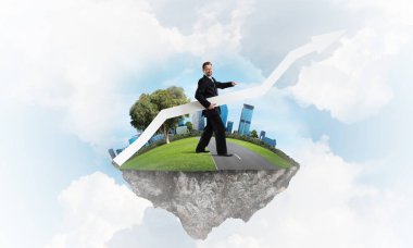 Takım elbiseli genç işadamı, elinde kocaman beyaz bir pankartıyla uçan adada duruyor. Arka planda bulutlu bir gökyüzü manzarası var.