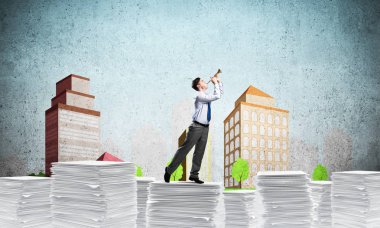 Arka plan üzerinde çizilmiş cityscape belgelerle yığını dururken fifre oynamak iş adamı. Karışık teknik.