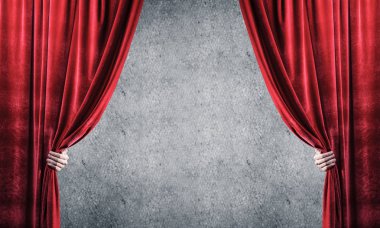 İşadamı el açık kırmızı kadife perde yakın çekim. Metninizi yerleştirin