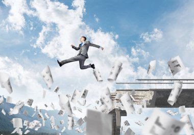 Kağıtları zorlukların üstesinden sembolü olarak uçan arasında köprü boşluğu üstünden atlayarak iş adamı. Hava ve doğa arka planda görüntüleyin. 3D render.