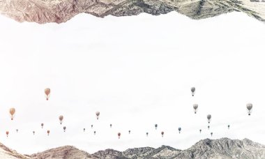 İki doğa dünya baş aşağı birbirine aerostats gökyüzü arka plan üzerinde uçan ile bulunan soyut görüntüsü. Duvar kağıdı, zemin ile boşaltmak.