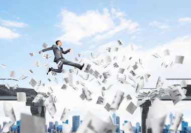 Kağıt belgeleri beton köprü zorluklar üstesinden sembolü olarak uçan ile gap üstünden atlayarak iş adamı. Clear gökyüzü arka plan üzerinde. 3D render.