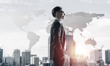 Ellerini ceplerine sokup gözlerini kaçıran zarif bir iş adamı.