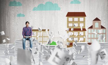 Belgeleri arka plan üzerinde kabataslak cityscape manzaralı uçan arasında casual giyim oturuşta çekici bir adam. Karışık teknik.