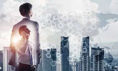 Zarif iş adamının arkası dönük ve cep telefonuyla konuşurken iki kez görüntülenmesi.