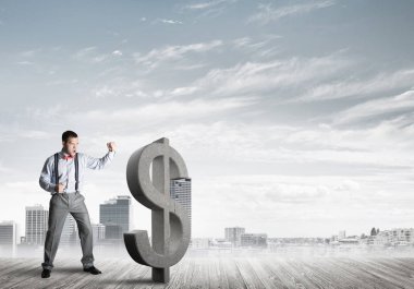 Öfkeli genç işadamı yumruklanmış dolar sembolüyle kaza yapacak.