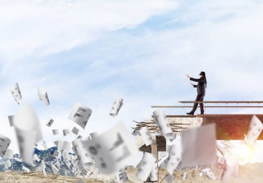 Kağıtları kocaman bir boşluk ile beton köprü üzerinde gizli tehditler ve riskler sembolü olarak uçan arasında blindfolded yürüyüş iş adamı. Hava ve doğa arka planda görüntüleyin. 3D render.