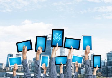 Tablet bilgisayarını boş mavi ekranla gösterme kuyruğunda adamın ellerini kapat