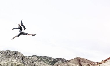 Aktif yaşam pozisyon sembolü olarak havada atlama takım elbiseli çekici bir iş kadını. Hava ve doğa arka planda görüntüleyin. 3D render.