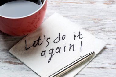 Fincan kahve ve peçete ahşap masa üzerinde mesaj ile