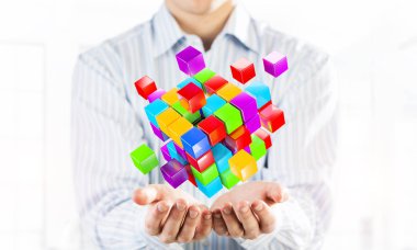 Yeniliğin sembolü olarak el ele tutuşan bir iş adamı figürü. 3B görüntüleme