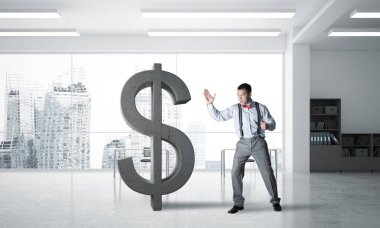 Öfkeli genç işadamı yumruklanmış dolar sembolüyle kaza yapacak.