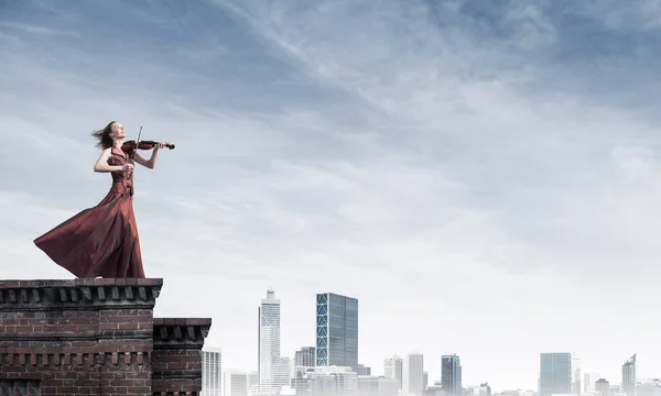 Jovem Menina Atraente Tocando Violino Topo Edifício Meios Mistos — Fotografia de Stock