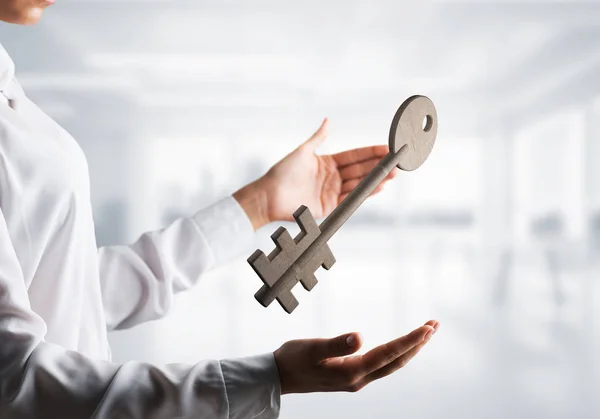 Geschäftsfrau Weißem Hemd Mit Großem Steinernen Schlüssel Der Hand Und — Stockfoto