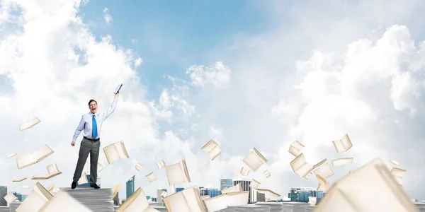 Empresário Mantendo Mão Com Livro Entre Livros Voadores Com Céu — Fotografia de Stock